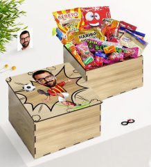 Kişiye Özel Ahşap Kutuda Sarı Kırmızı Futbolcu Karikatürlü Nostaljik Lezzetler Hediye Seti