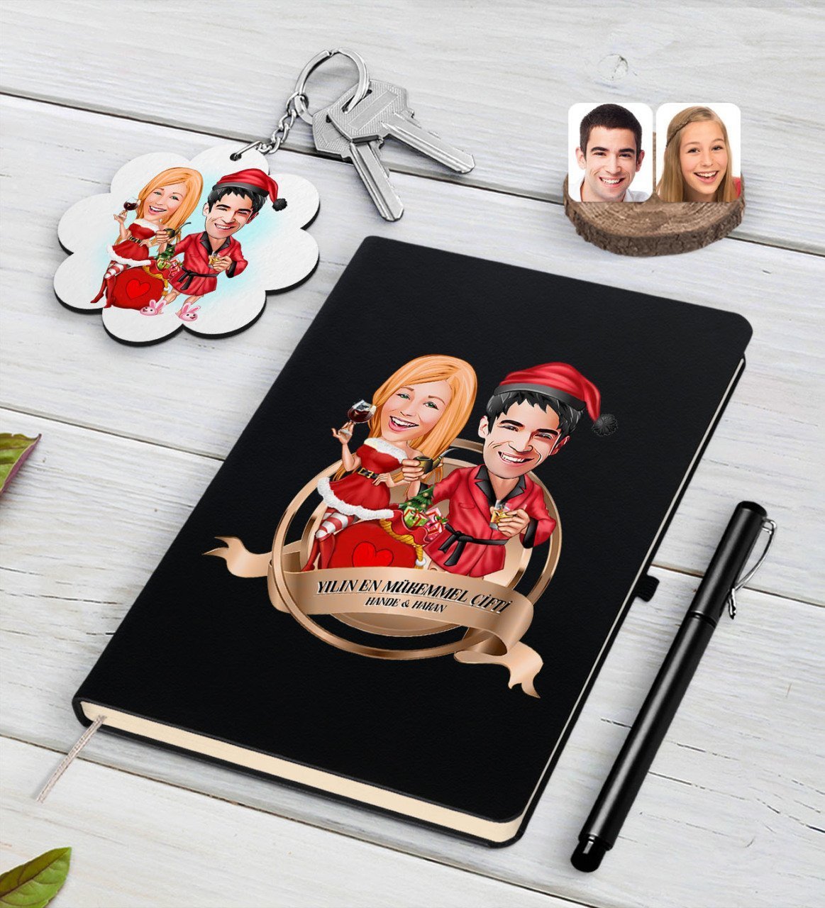 Kişiye Özel Yılın En Mükemmel Çifti Karikatürlü Siyah Defter Kalem ve Anahtarlık Hediye Seti-65