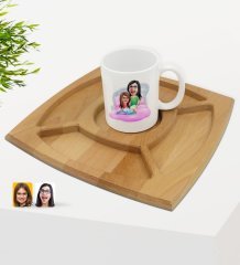 Kişiye Özel Anne Kız Karikatürlü Beyaz Kupa ve Doğal Masif Ahşap 4 Bölmeli Sunum Tabağı Çerezlik Hediye Seti-3