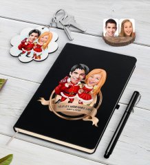 Kişiye Özel Yılın En Mükemmel Çifti Karikatürlü Siyah Defter Kalem ve Anahtarlık Hediye Seti-63