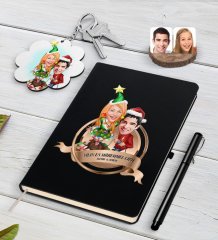 Kişiye Özel Yılın En Mükemmel Çifti Karikatürlü Siyah Defter Kalem ve Anahtarlık Hediye Seti-61