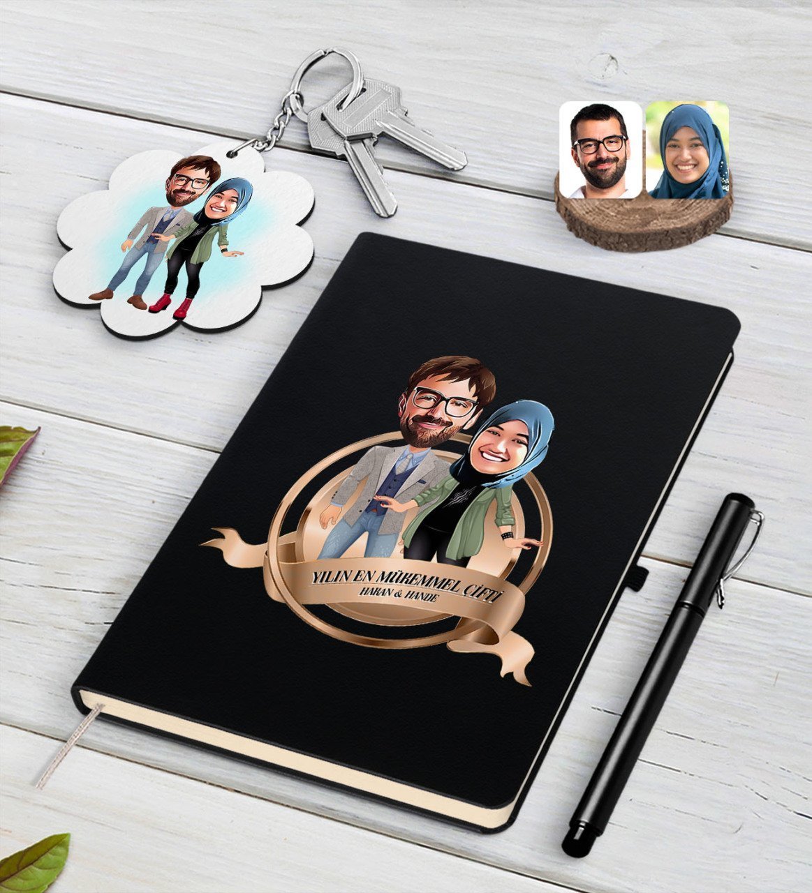 Kişiye Özel Yılın En Mükemmel Çifti Karikatürlü Siyah Defter Kalem ve Anahtarlık Hediye Seti-60