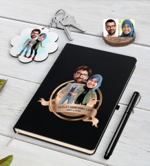 Kişiye Özel Yılın En Mükemmel Çifti Karikatürlü Siyah Defter Kalem ve Anahtarlık Hediye Seti-60