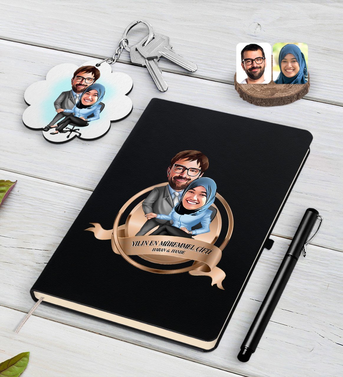Kişiye Özel Yılın En Mükemmel Çifti Karikatürlü Siyah Defter Kalem ve Anahtarlık Hediye Seti-59