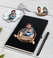 Kişiye Özel Yılın En Mükemmel Çifti Karikatürlü Siyah Defter Kalem ve Anahtarlık Hediye Seti-59