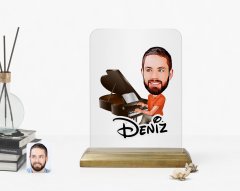Kişiye Özel Erkek Piyanist Karikatürlü Ahşap Standlı Çerçeve