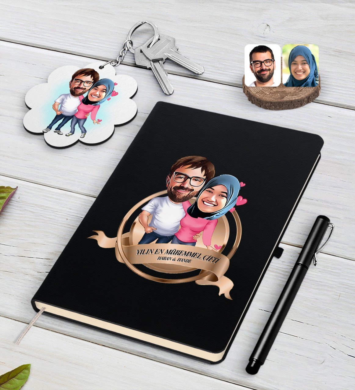 Kişiye Özel Yılın En Mükemmel Çifti Karikatürlü Siyah Defter Kalem ve Anahtarlık Hediye Seti-58