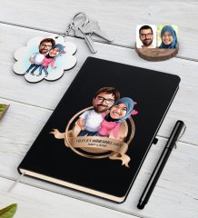 Kişiye Özel Yılın En Mükemmel Çifti Karikatürlü Siyah Defter Kalem ve Anahtarlık Hediye Seti-58