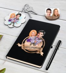 Kişiye Özel Yılın En Mükemmel Çifti Karikatürlü Siyah Defter Kalem ve Anahtarlık Hediye Seti-56