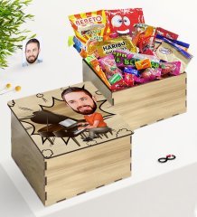 Kişiye Özel Ahşap Kutuda Bay Piyanist Karikatürlü Nostaljik Lezzetler Hediye Seti