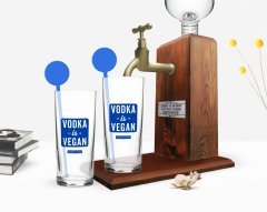Kişiye Özel Renkli Baskılı Vodka is Vegan Tasarımlı İkili Vodka Bardağı ve Ahşap Vodka Standı Hediye Seti-1
