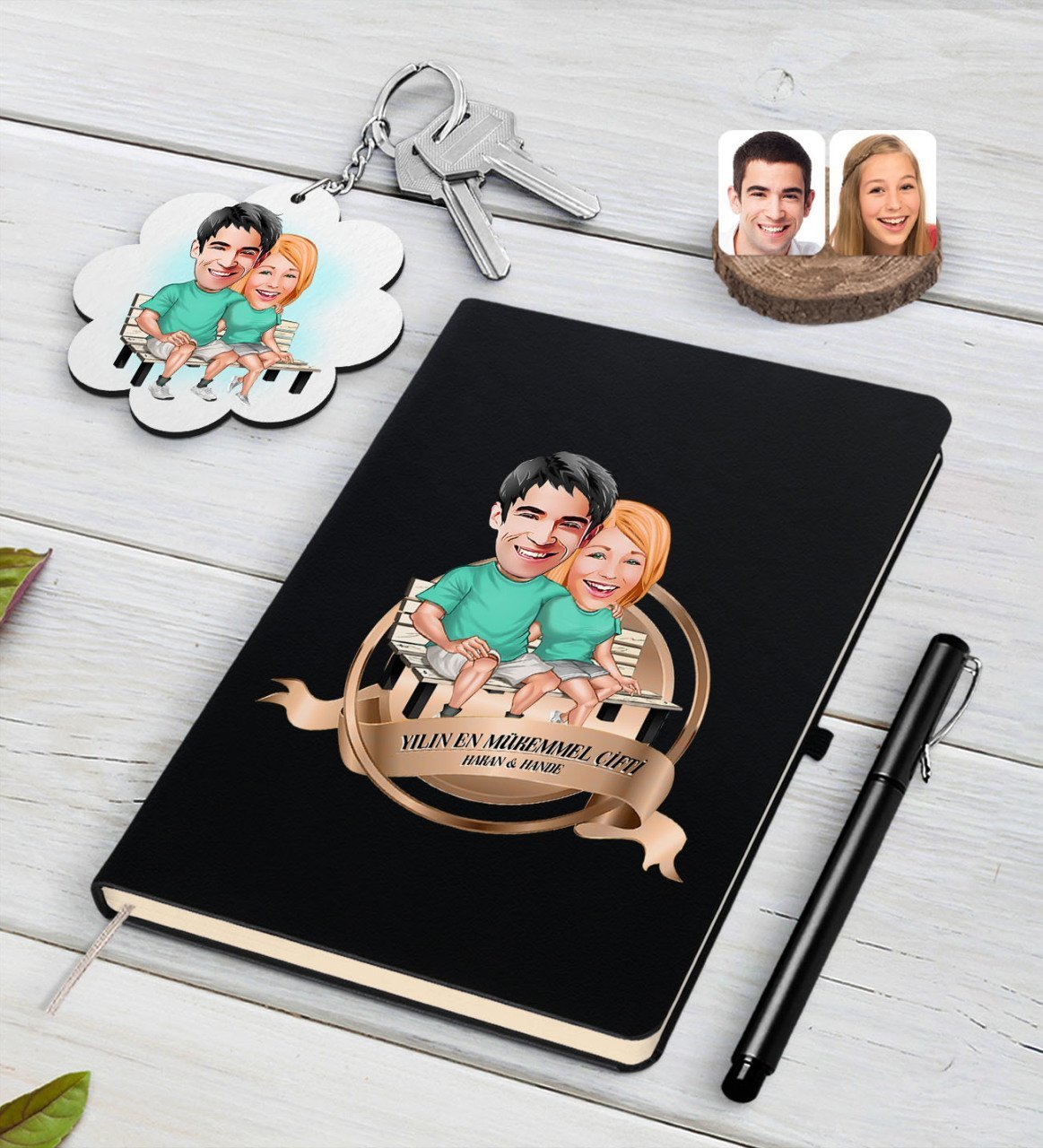 Kişiye Özel Yılın En Mükemmel Çifti Karikatürlü Siyah Defter Kalem ve Anahtarlık Hediye Seti-55
