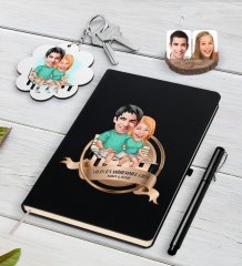 Kişiye Özel Yılın En Mükemmel Çifti Karikatürlü Siyah Defter Kalem ve Anahtarlık Hediye Seti-55