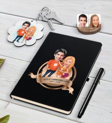 Kişiye Özel Yılın En Mükemmel Çifti Karikatürlü Siyah Defter Kalem ve Anahtarlık Hediye Seti-54