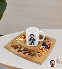 Kişiye Özel Tamirci Karikatürlü Beyaz Kupa ve Doğal Masif Ahşap 4 Bölmeli Sunum Tabağı Çerezlik Hediye Seti-1