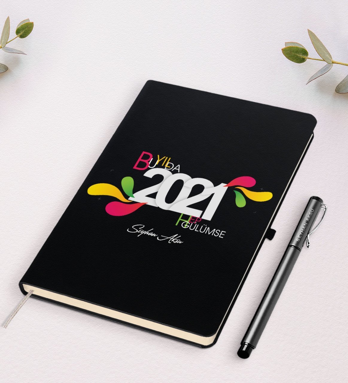 Kişiye Özel Bu Yılda Hep Gülümse Temalı Siyah Defter Kalem Seti
