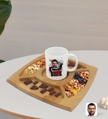 Kişiye Özel Şövalye Karikatürlü Beyaz Kupa ve Doğal Masif Ahşap 4 Bölmeli Sunum Tabağı Çerezlik Hediye Seti-1