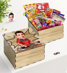 Kişiye Özel Ahşap Kutuda Bay DJ Karikatürlü Nostaljik Lezzetler Hediye Seti