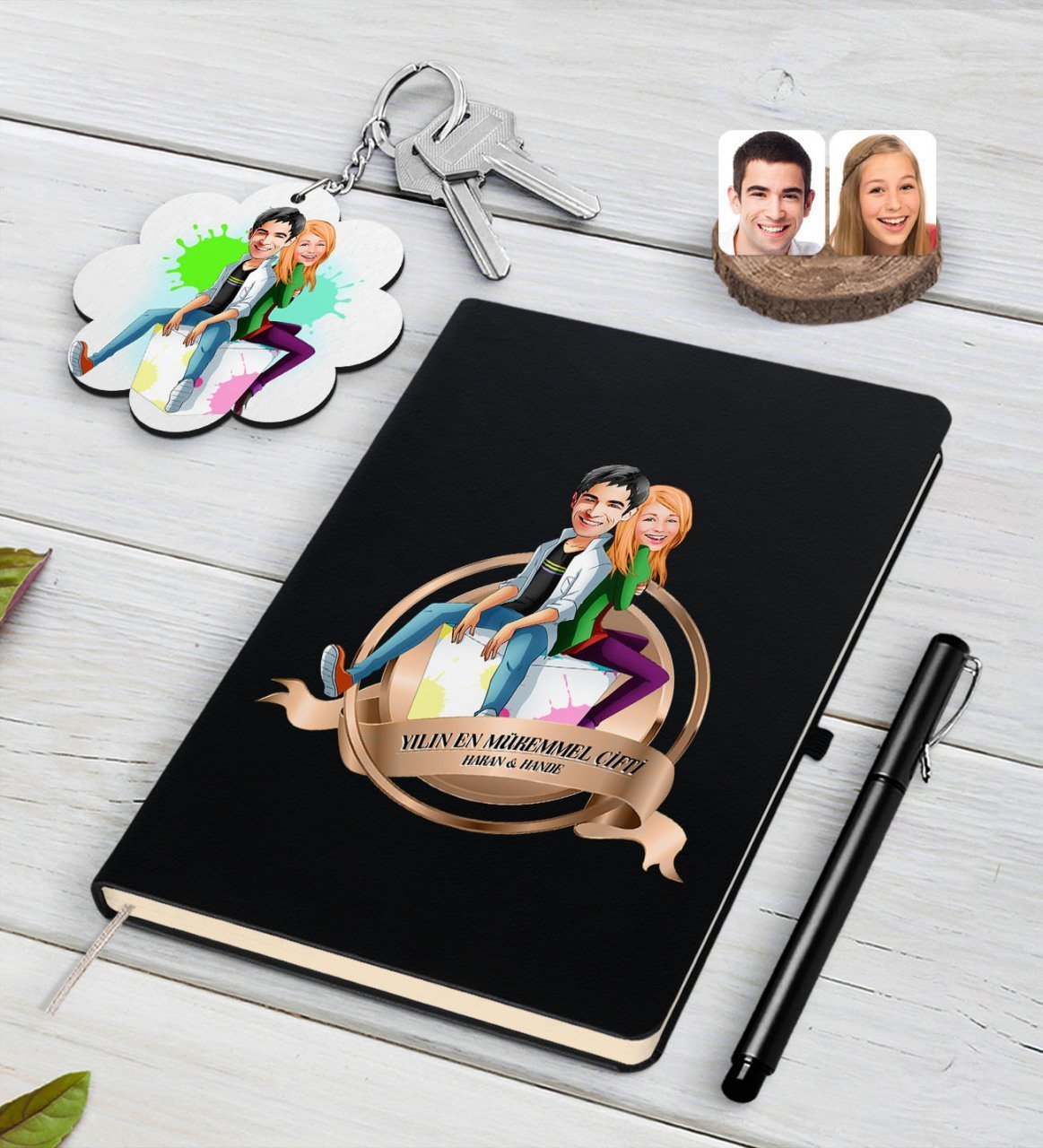 Kişiye Özel Yılın En Mükemmel Çifti Karikatürlü Siyah Defter Kalem ve Anahtarlık Hediye Seti-35