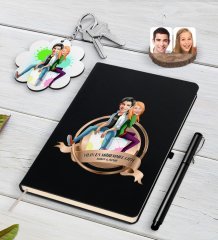 Kişiye Özel Yılın En Mükemmel Çifti Karikatürlü Siyah Defter Kalem ve Anahtarlık Hediye Seti-35