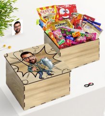 Kişiye Özel Ahşap Kutuda Bay Balıkçı Karikatürlü Nostaljik Lezzetler Hediye Seti