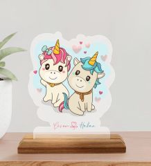 BK Gift Kişiye Özel İsimli Sevimli Çiftler Tasarımlı Ahşap Standlı Pleksi Biblo-1