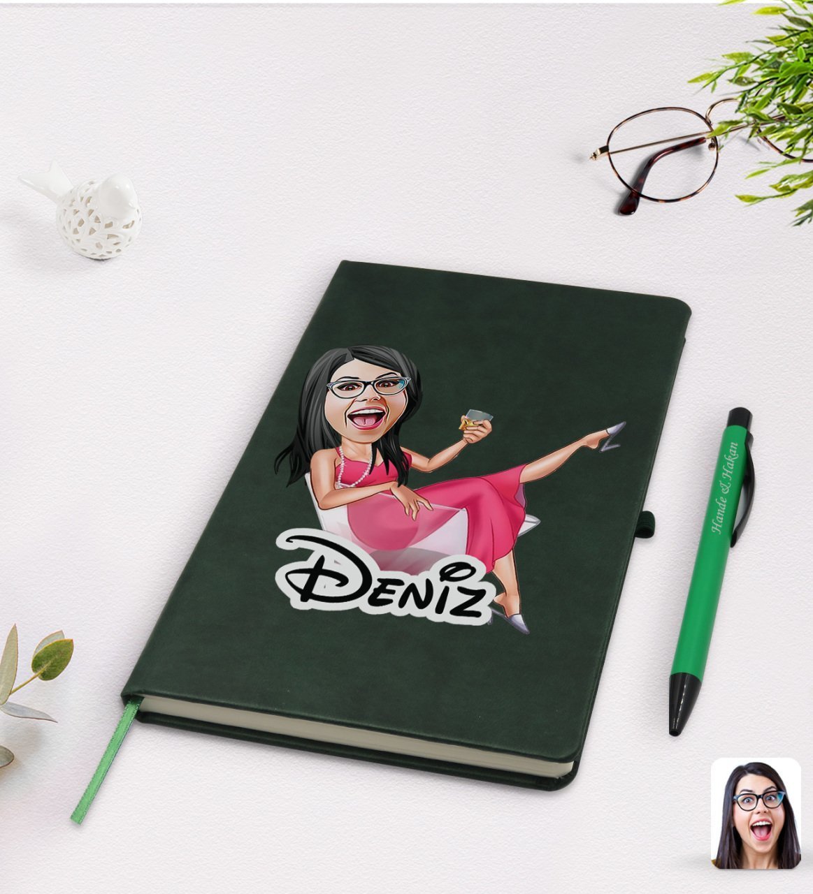Kişiye Özel Kadın Patroniçe Karikatürlü Yeşil Termo Deri Defter Kalem Seti Model 1