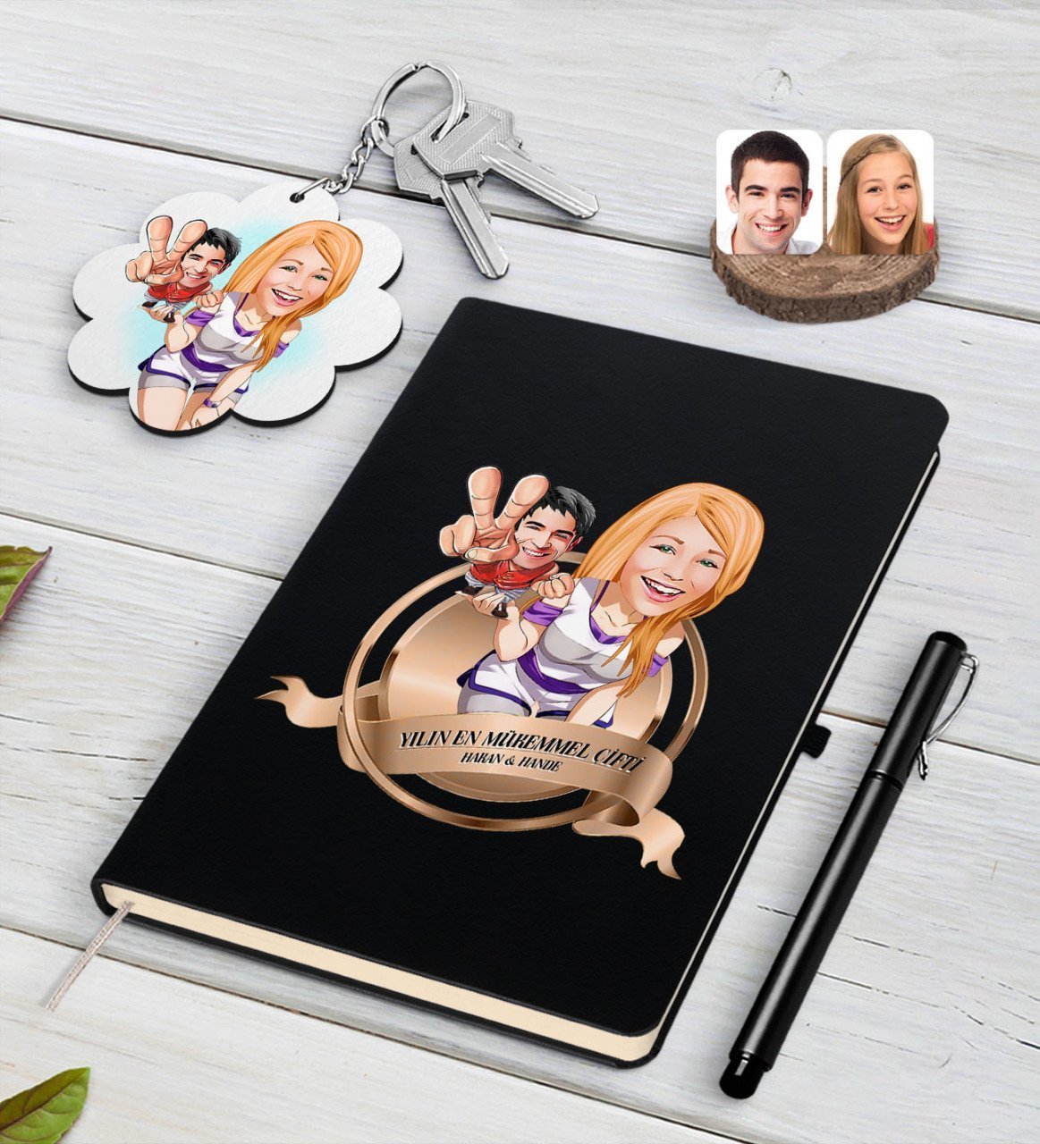 Kişiye Özel Yılın En Mükemmel Çifti Karikatürlü Siyah Defter Kalem ve Anahtarlık Hediye Seti-30