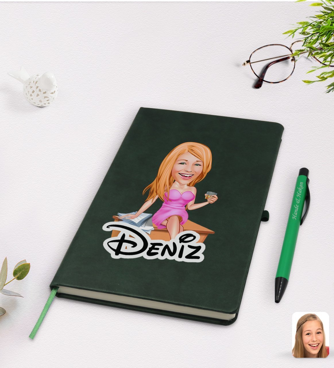 Kişiye Özel Kadın Patron Karikatürlü Yeşil Termo Deri Defter Kalem Seti Model 7