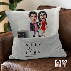 BK Gift Kişiye Özel Sevgililer Karikatür Tasarımlı Organizer Kumanda ve Atıştırmalık Cepli Gri Kırlent Yastık-4 Arkadaşa Hediye, Cepli Yastık