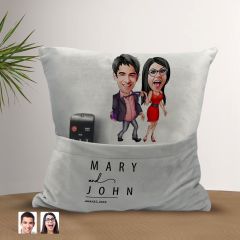 BK Gift Kişiye Özel Sevgililer Karikatür Tasarımlı Organizer Kumanda ve Atıştırmalık Cepli Gri Kırlent Yastık-4 Arkadaşa Hediye, Cepli Yastık