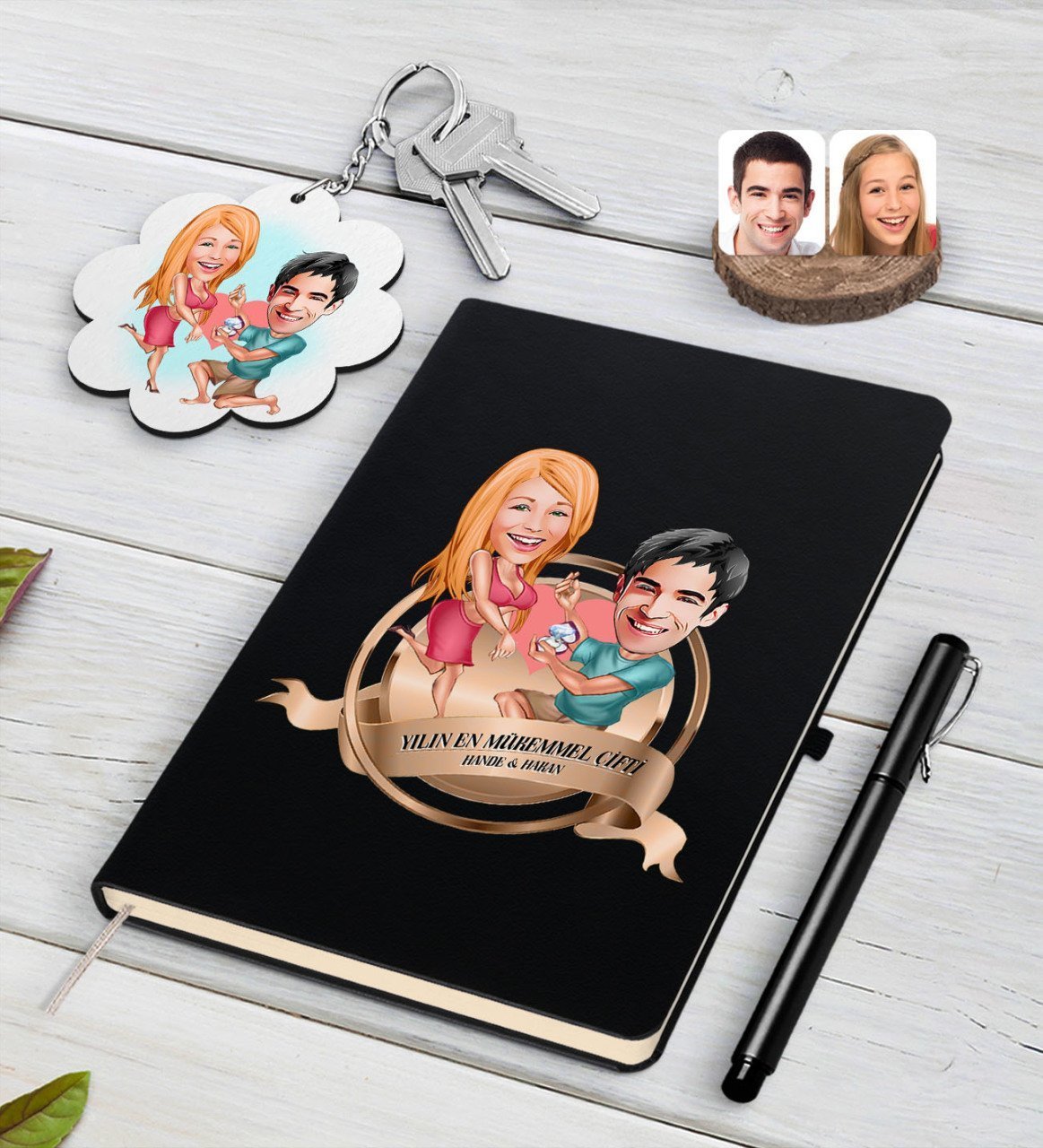Kişiye Özel Yılın En Mükemmel Çifti Karikatürlü Siyah Defter Kalem ve Anahtarlık Hediye Seti-19