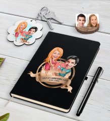 Kişiye Özel Yılın En Mükemmel Çifti Karikatürlü Siyah Defter Kalem ve Anahtarlık Hediye Seti-19