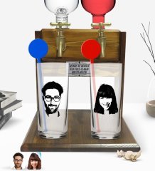 Kişiye Özel Renkli Baskılı Silüet Erkek ve Kadın Karikatürlü İkili Vodka Bardağı ve Çift Musluklu Doğal Ahşap Vodka Standı-1