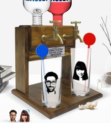 Kişiye Özel Renkli Baskılı Silüet Erkek ve Kadın Karikatürlü İkili Vodka Bardağı ve Çift Musluklu Doğal Ahşap Vodka Standı-1