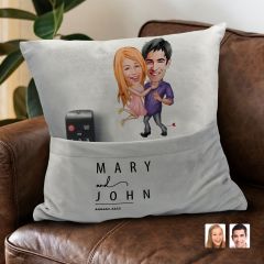 BK Gift Kişiye Özel Sevgililer Karikatür Tasarımlı Organizer Kumanda ve Atıştırmalık Cepli Gri Kırlent Yastık-3 Arkadaşa Hediye, Cepli Yastık