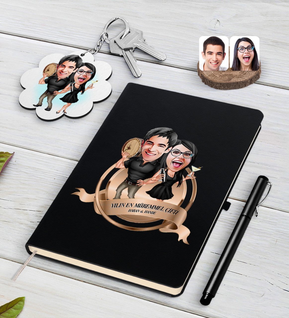 Kişiye Özel Yılın En Mükemmel Çifti Karikatürlü Siyah Defter Kalem ve Anahtarlık Hediye Seti-18