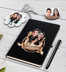 Kişiye Özel Yılın En Mükemmel Çifti Karikatürlü Siyah Defter Kalem ve Anahtarlık Hediye Seti-18