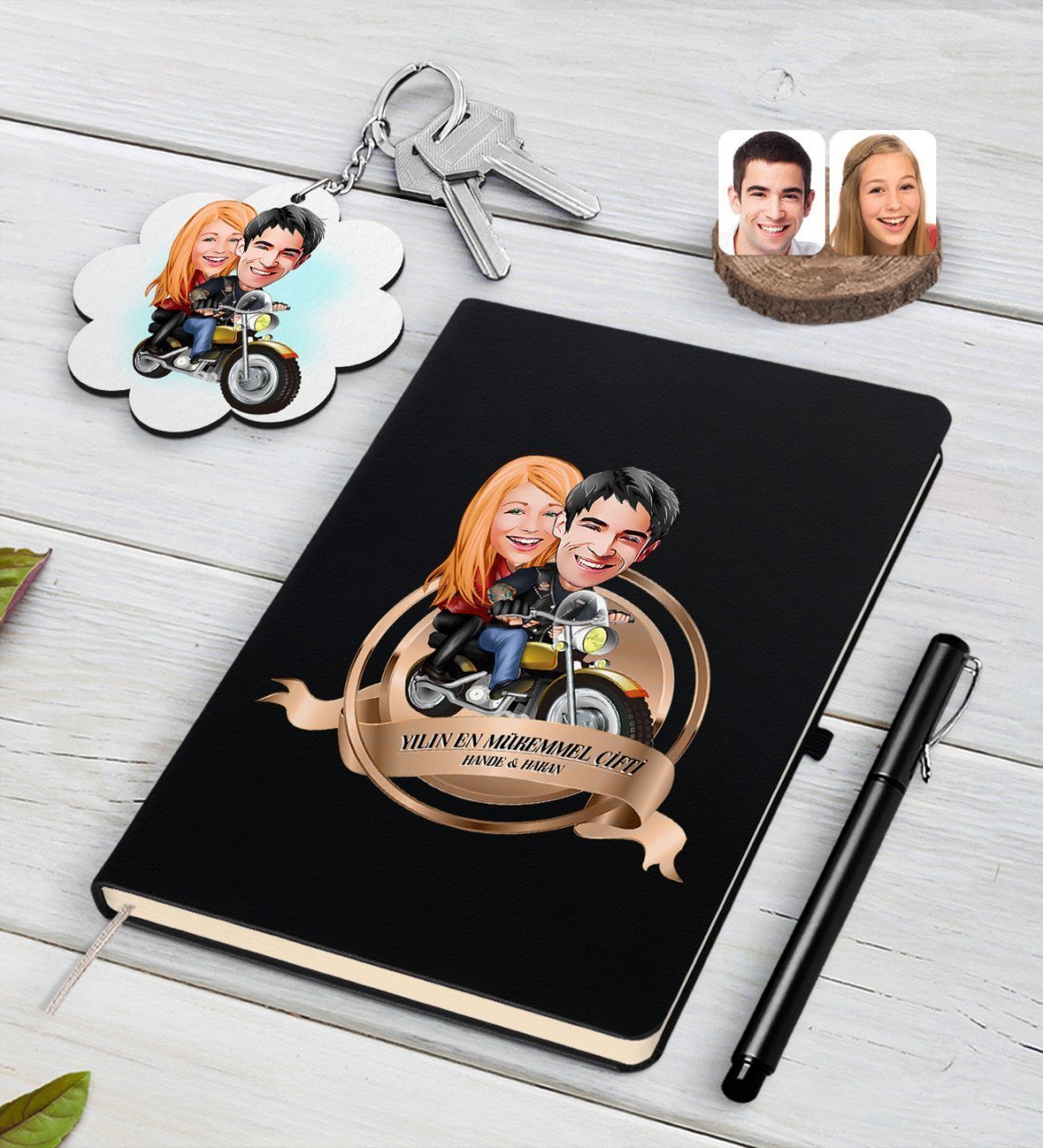 Kişiye Özel Yılın En Mükemmel Çifti Karikatürlü Siyah Defter Kalem ve Anahtarlık Hediye Seti-17