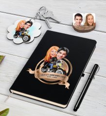 Kişiye Özel Yılın En Mükemmel Çifti Karikatürlü Siyah Defter Kalem ve Anahtarlık Hediye Seti-17