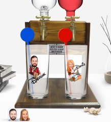 Kişiye Özel Renkli Baskılı Erkek ve Kadın Karikatürlü İkili Vodka Bardağı ve Çift Musluklu Doğal Ahşap Vodka Standı-7