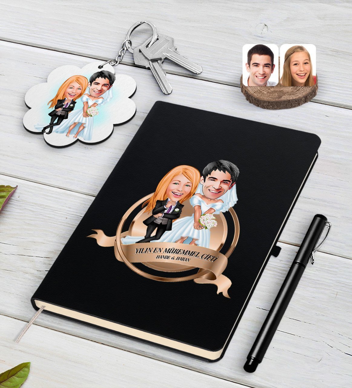 Kişiye Özel Yılın En Mükemmel Çifti Karikatürlü Siyah Defter Kalem ve Anahtarlık Hediye Seti-16