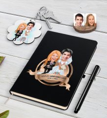 Kişiye Özel Yılın En Mükemmel Çifti Karikatürlü Siyah Defter Kalem ve Anahtarlık Hediye Seti-16