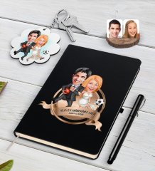 Kişiye Özel Yılın En Mükemmel Çifti Karikatürlü Siyah Defter Kalem ve Anahtarlık Hediye Seti-15