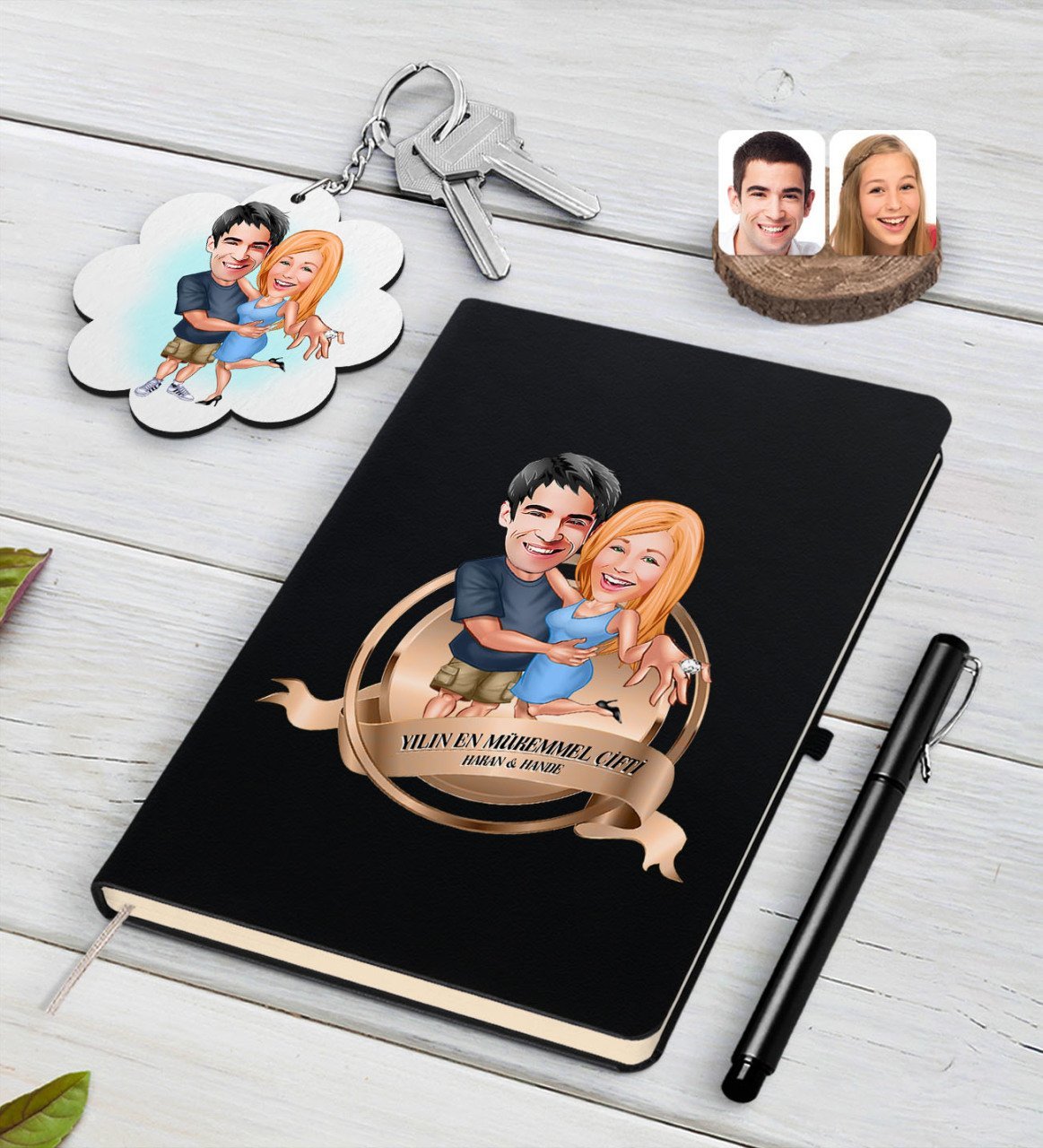 Kişiye Özel Yılın En Mükemmel Çifti Karikatürlü Siyah Defter Kalem ve Anahtarlık Hediye Seti-14
