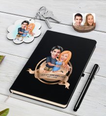 Kişiye Özel Yılın En Mükemmel Çifti Karikatürlü Siyah Defter Kalem ve Anahtarlık Hediye Seti-14