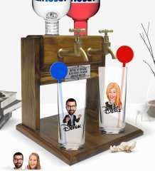 Kişiye Özel Renkli Baskılı Erkek ve Kadın Karikatürlü İkili Vodka Bardağı ve Çift Musluklu Doğal Ahşap Vodka Standı-4