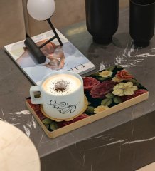Kişiye Özel Çiçekler Tasarımlı Doğal Ahşap Tabaklı Seramik Fincan Sunum Seti  Model 6