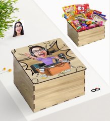 Kişiye Özel Ahşap Kutuda Bayan Radyocu Karikatürlü Nostaljik Lezzetler Hediye Seti