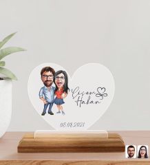 BK Gift Kişiye Özel İsimli Tarihli Sevgililer Karikatürlü Ahşap Standlı Kalp Pleksi Biblo-1